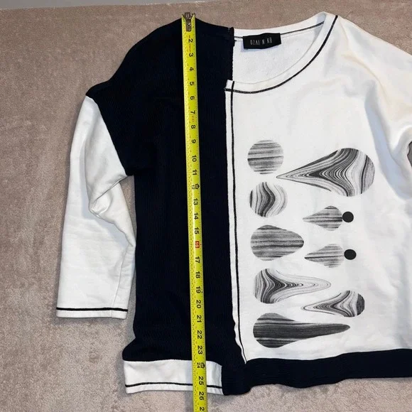 Ozai N Ku Womens Colorblock Graphic Sweatshirt Black White Mixed Media Size L - Picture 4 of 7